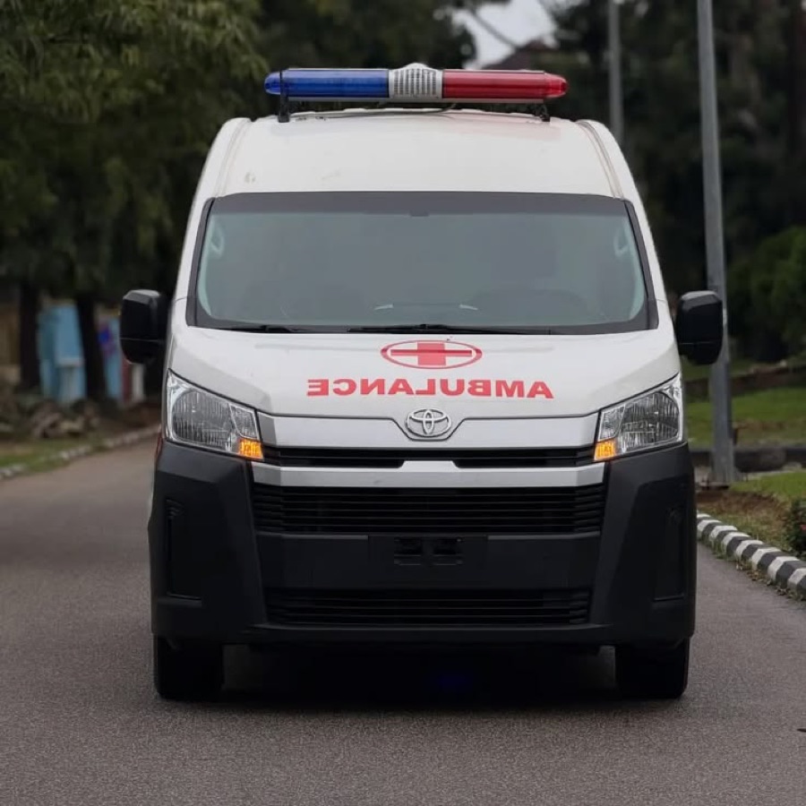 A Ghana ambulance with its emergency lights on